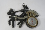 COLECIONISMO - ANTIGO TERMÔMETRO marca There Star, simulando a roda de uma carroça puxada por um cavalo. Carroça em metal. Funcionando. Mede aprox. 12 cm de comprimento. 