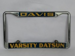 Lindo frame ou moldura de placa de automóvel com tema de uma antiga concessionária da Datsun localizada em Davis na Califórnia. Fabricado em material metálico
