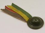 MILITARIA - BROCHE - CAPACETE da REVOLUÇÃO de 1932 com fitas, manufaturado em plástico, comemorativo de 1957. Peça em muito bom estado de conservação. O capacete plástico mede aproximadamente 03 cm de diâmetro.