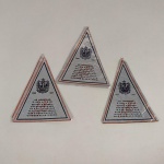 MILITARIA - Lote com 03 (três) triângulos laminados, oferta das Indústrias Pignatari, comemorativos ao aniversário da Revolução Constitucionalista de 32 - datados de 1957.