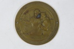 MEDALHA / MILITARIA - Trata-se de uma medalha ou broche comemorativo Alemão de 1928, emitido pela AHAL (Fundo de Assistência para Veteranos de Guerra Feridos). A peça, que apresenta texto em alemão e imagens em relevo, distribuída para arrecadação de fundos ou como um símbolo de gratidão aos veteranos. Tradução: Dedicado com gratidão - Veteranos de Guerra Feridos - Kunigundenruhe 1.jui.1928 - AHAL Fundo de Assistência para Veteranos de Guerra Feridos. Referência de item semelhante: https://www.ma-shops.de/hardelt/item.php?id=46869