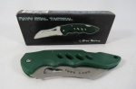 CUTELARIA - CANIVETE NAVY SEAL TACTICAL / Frost Cutlery, na caixa original - na Cor Verde. Fechado mede aprox. 11,5 cm. Aberto mede aprox. 19 cm. Fabricado na China.