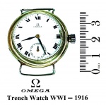 Colecionismo/relógios antigos - (JL-04) - Raro relógio Omega, denominado `Trench watch` (relógio de trincheira), que é a adaptação de pequenos relógios de bolso para o uso no pulso, algo que não era ainda comum no período da Primeira Guerra Mundial. A modificação consistia em se adaptar, por meio de solda, as garras para a pulseira. Pela numeração acredita-se que seja um Omega manufaturado em 1916. Há disponível um vídeo mostrando o funcionamento da máquina. Não há a possibilidade de garantias futuras de funcionamento, no ato da retirada o relógio poderá ser testado. Material vendido no estado em que se encontra, de acordo com as fotos e a descrição.