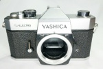 Maquinas fotográfica - (JL-16) - Câmera fotográfica Yashica TL-Electro dos anos 60/início dos 70, máquina japonesa. Máquina vendida para desocupar lugar, no estado em que se encontra e de acordo com as fotos do anúncio. A máquina não funciona. Ideal para a retirada de peças. Peça sem garantia, a não ser o que as fotos mostram. Segundo exemplar a venda neste leilão.