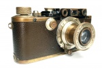 Colecionismo/máquinas fotográficas- (JL-20) - Leica III 1933, um exemplar do primeiro ano das Leicas III e entre as primeiras a ter o seletor de velocidades baixas, introduzido, exatamente com as Leicas III no ano de 1933, conhecida nos catálogos como modelo F. Peça em muito bom estado mecânico, com cortinas perfeitas e funcionamento bom, inclusive com respostas nas velocidades mais baixas (1/20 a 1 seg), mas para o uso na fotografia uma nova lubrificação é recomendada. Câmera com o desejado corpo negro, apesar da falhas visíveis nas fotografias. Curiosamente o catálogo da Leica mostra essa câmera como crome, mas, nitidamente, trata-se de uma Black (seria um erro na digitação ou na relação?. Câmera vendida no estado em que se encontra e de acordo com as fotografias do anúncio. Poderá ser fornecido um vídeo mostrando o funcionamento da câmera.