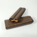 MEMORABILIA FUMAGEIRA - ESTOJO PORTA CHARUTOS para 02 (Duas) Unidades, feito em Couro. Marca ilegível.