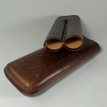 MEMORABILIA FUMAGEIRA - ESTOJO PORTA CHARUTOS em Couro para 02 (duas) unidades. Fabricado na Espanha por Ramos.