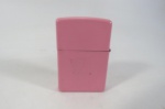 MEMORABILIA FUMAGEIRA - ISQUEIRO ZIPPO (01) corpo na cor Rosa - Funcionando - Basta colocar fluído. Código (A 07) - Consta na Tabela de Códigos ter sido fabricado em 2007.
