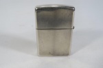 MEMORABILIA FUMAGEIRA - ISQUEIRO ZIPPO (02) Prateado - Necessita substituir a Pedra e colocar fluído. Código (D X) - Consta na Tabela de Códigos ter sido fabricado em 1994..
