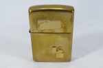 MEMORABILIA FUMAGEIRA - ISQUEIRO ZIPPO (05) Dourado, aparentemente sem uso - Funcionando - Basta colocar fluído. Necessita polimento adequado. Código (J XII) - Consta na Tabela de Códigos ter sido fabricado em 1996. Acompanha caixa original da Zippo não pertencente a este Isqueiro anunciado.