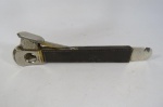 MEMORABILIA FUMAGEIRA - ANTIGO CORTADOR de CHARUTOS (aço e couro) marca Pfeilring Solingen (Alemanha) modelo 5650 (estampado no corpo). Mede aprox. 15,5 cm