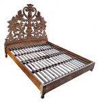 Antiga Cama de casal em madeira ricamente esculpida - 168x199x167cm 191x160 cm o encaixe - com trincas e necessitando colar algumas partes conforme fotos.