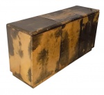 Buffet em madeira revestido com couro laqueado - - com trincas na laca e couro com leves estofamento em uma das partes do tampo.