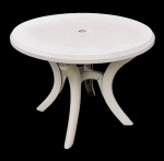 Mesa em plastico - 73x95 cm - com riscos do uso e necessitando limpeza