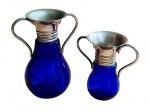 Conjunto com 2 pequenos vasos em vidro azul cobalto com alças e bordas em metal - 11x09x06 cm o maiore09x09x05cm.