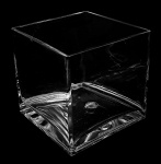 Vaso em cristal - 17x17x17 cm - com pequenas lascas na borda e com defeito de fabricação na base naparteinterna.