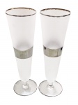 Par de taças em vidro fosco decorado com filete de prata-23x07cm.