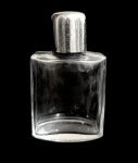Perfumeiro em vidro com tampa em metal - 09x05x03 cm