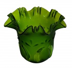 Manga em vidro colorido fosqueado - 13x16 cm - e 4,5 diam - com lasca na borda do encaixe e na borda da decoração conforme foto.