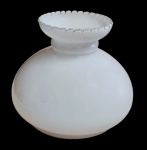 Cúpula em vidro leitoso - 20x23 cm - com dois defeitos de fabricação na borda.