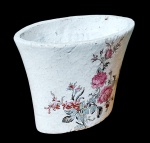 Cachepô em cerâmica pintada - 19x25x14 cm - com craquelados e pequenos bicados na borda interna.