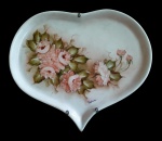 Prato decorativo em porcelana pintada a mão - 20x23 cm - acompanha suportedeparede.