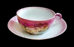 Xícara com seu respectivo pires para cha em porcelana com douração - 05x11 cm a xícara e 14 diam o pires - com pequena lasca nabordadopires.