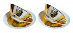 Par de xícaras com seus respectivos pires para chá em porcelana com douração - 05x12 cm a xícara e 14 diam o pires - com leves desgastes na douração.