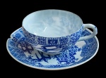 Antigo conjunto de Xicara com seu respectivo pires em porcelana oriental casca de ovo - 03x08 cm a xícara - 10 diam o pires - pires com pequena lasca na borda.
