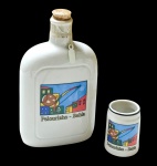 MOMTE SIÃO - Conjunto com 2 peças promocionais em porcelana - Pelourinho Bahia - sendo 1 pequena garrafa 16x09x3,5 cm - e 1 pequeno copo 5,5x04 cm - garrafa contendo líquido não identificado - não garantimos validade e originalidade.