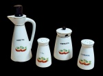 Conjunto de galheteiro em porcelana com 4 peças - sendo 1 azeiteiro 20x10 cm- 1 de mostarda 13x07 cm - 1 saleiro 09x5,5 cm - e 1 pimenteiro 09x5,5 cm - com pequena lasca na borda dopotemostarda.