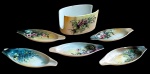 Conjunto com 6 peças em porcelana pintada a mão - sendo 5 cinzeiros 01x13x05 cm - e 1 suporte 06x11x07 cm - três cinzeiros com lasca na borda e 1 cinzeirocolado.