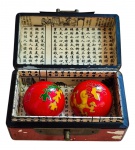 Par de bola chinesas em metal esmaltado 4,5 diam - na caixa original 06x12x10 cm - com desgastes na pintura.