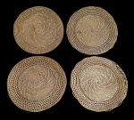 Conjunto com 4 aparadores em palha - 33 diam - necessitandolimpeza.