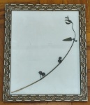 Moldura em madeira esculpida pintada e vidro - acompanha enfeite em material natural - 28x23 cm.