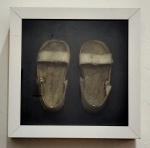 Decorativo de parede - Antigo par de sandálias infantil - em moldura caixa de madeira com vidro - 25x25x08 cm.