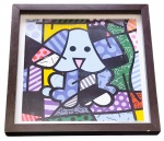Moldura caixa em madeira com vidro - 37x37 cm - acompanha reprodução da Obra Cachorro Azul do artista Romero Britto - 33x33 cm - pequenas lascas nas pontas e nas laterais da moldura.