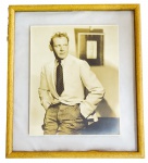 Fotografia do ator Charles Bickford 24x20 cm - em moldura de madeira e sanduíche de vidro-34x30cm.