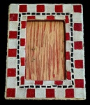 Porta retrato em madeira com mosaico de pedra - 23x19 cm - e 14x09 cm a foto.