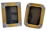 Lote composto por 2 pequenos porta retrato em metal e vidro - 10x07 cm - e 07x4,5 cm a foto.