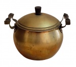 Antigo caldeirão com tampa em metal com alças e pegador em madeira - 17x20x17 cm - com desgastesdouso.