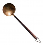 Concha em latão com cabo em madeira - 41x13 cm - com pontosdepatina.