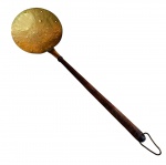 Grande talher de serviço em cobre com cabo em madeira - 51x14 cm - com levesamassados.