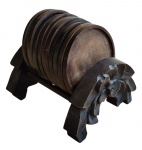 Conjunto com 12 peças em madeira esculpida - sendo 11 porta copos 08 diam - e 1 suporte12x12x11cm.