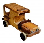 Pequeno carrinho em madeira - 09x08x17cm.