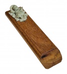 Decorativo em madeira e resina - 05x24x06 cm.