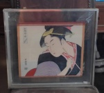 ARTE ORIENTAL - Bordado sobre seda - Gueixa  - assinatura no lado inferior esquerdo com  na parte superior  -  com moldura de alumínio e com proteção de vidro trincado - med.39cm x 40cminscrições