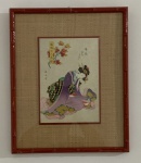 Arte Oriental - Desenho de Gueixa sobre papel com ideogramas e florais. Med. 22cm x 16cm sem moldura e 37cm x 30 cm com moldura e proteção de vidro.