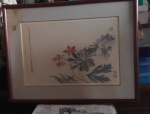 Arte Oriental - Provavelmente litografia ou xilogravura - retratando flores e folhagens sobre papel colado em cartão - assinado com selo vermelho CID - paspatur em tecido com douração - com moldura em madeira e proteção de vidro. Med. 62 x 47cm com moldura.