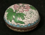 Caixa joia vintage chinesa esmaltada em cloisoneé ricamente decorado com flor rosa e interior azul. Diam. 50mm - Alt. 35mm